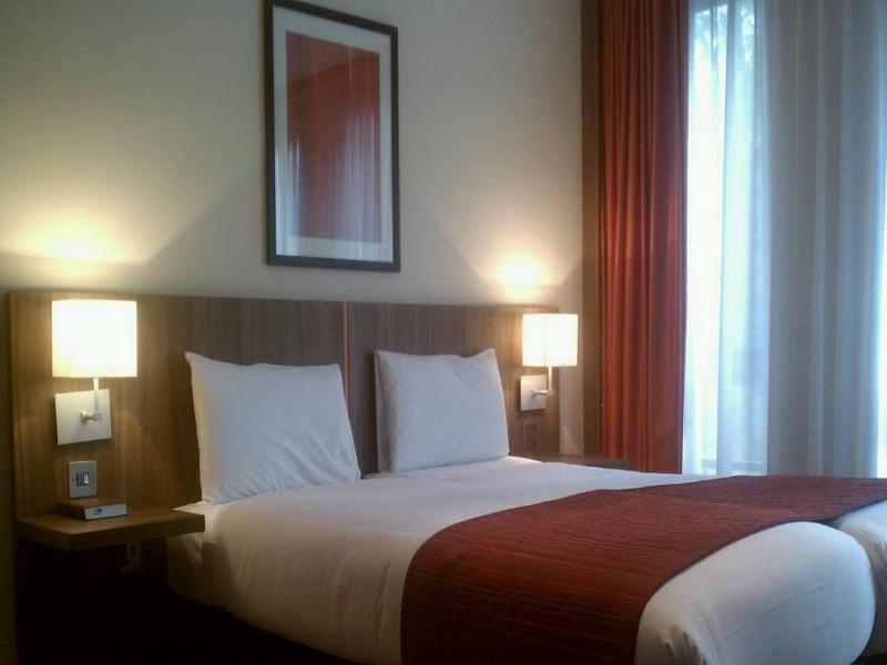 Ramada Hounslow - Heathrow East Exterior photo