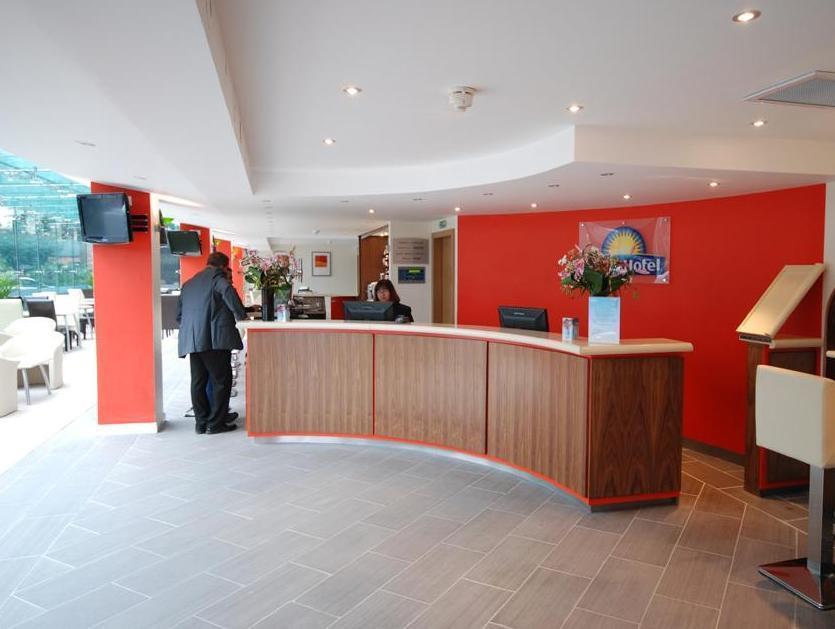 Ramada Hounslow - Heathrow East Exterior photo
