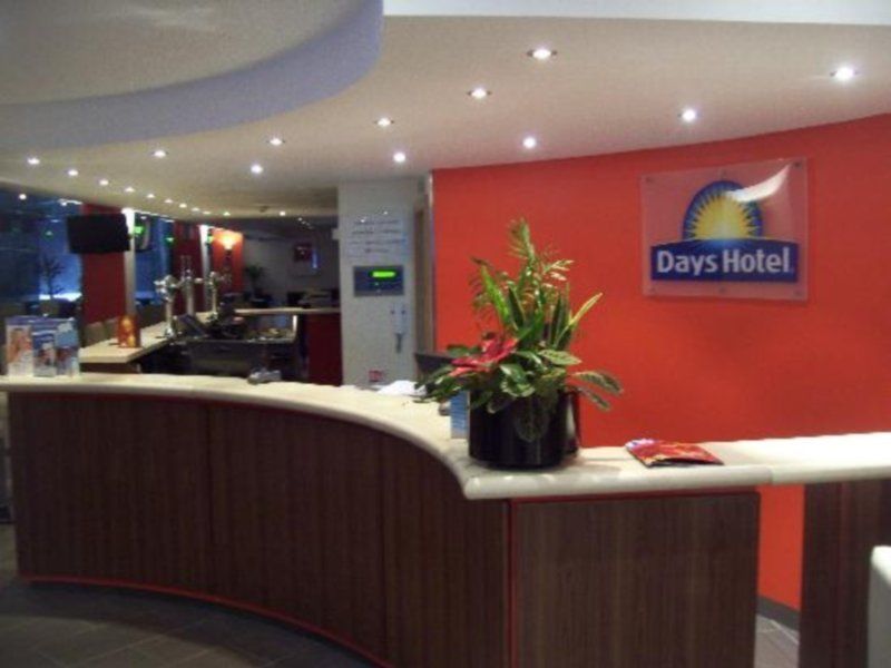 Ramada Hounslow - Heathrow East Exterior photo