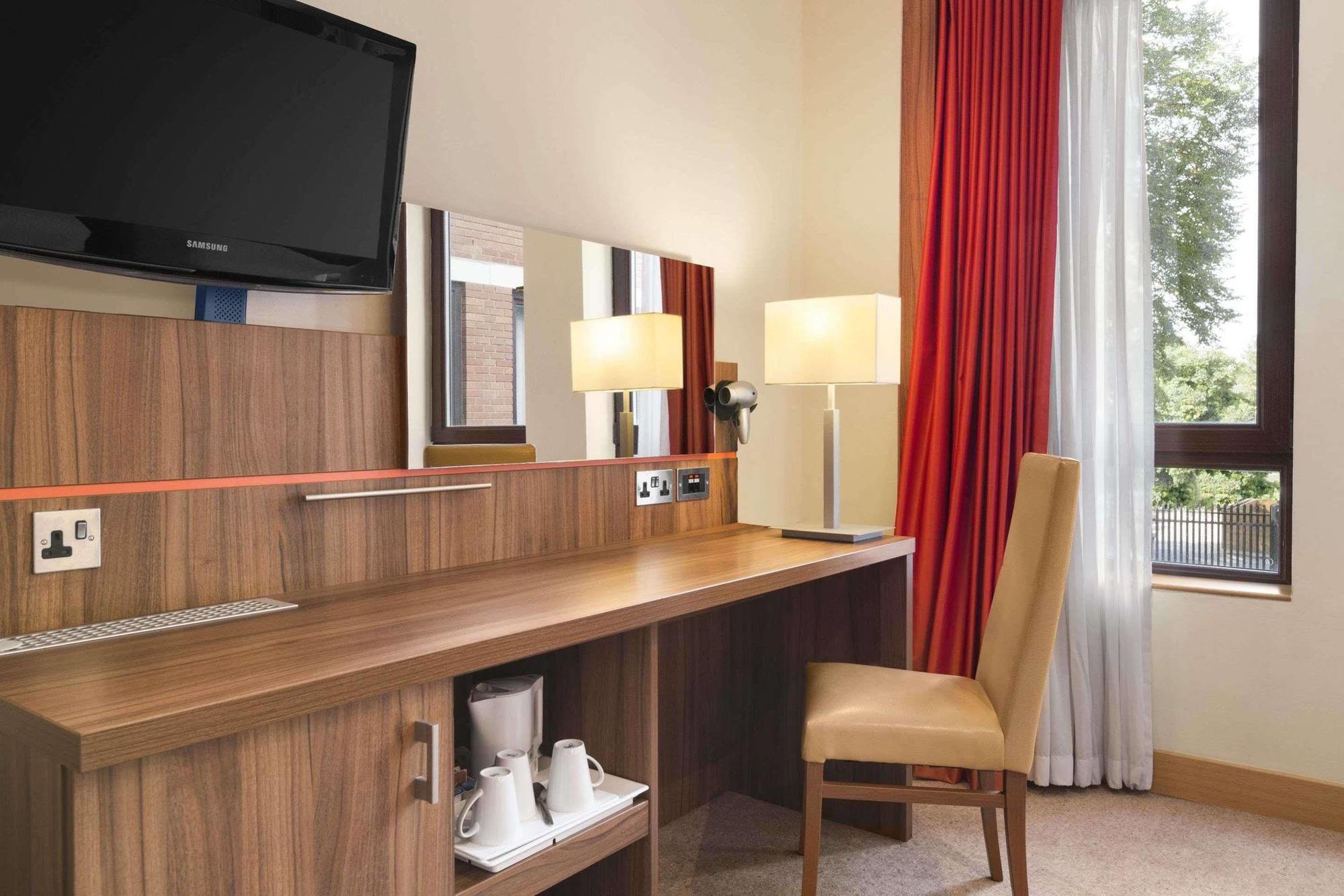 Ramada Hounslow - Heathrow East Exterior photo