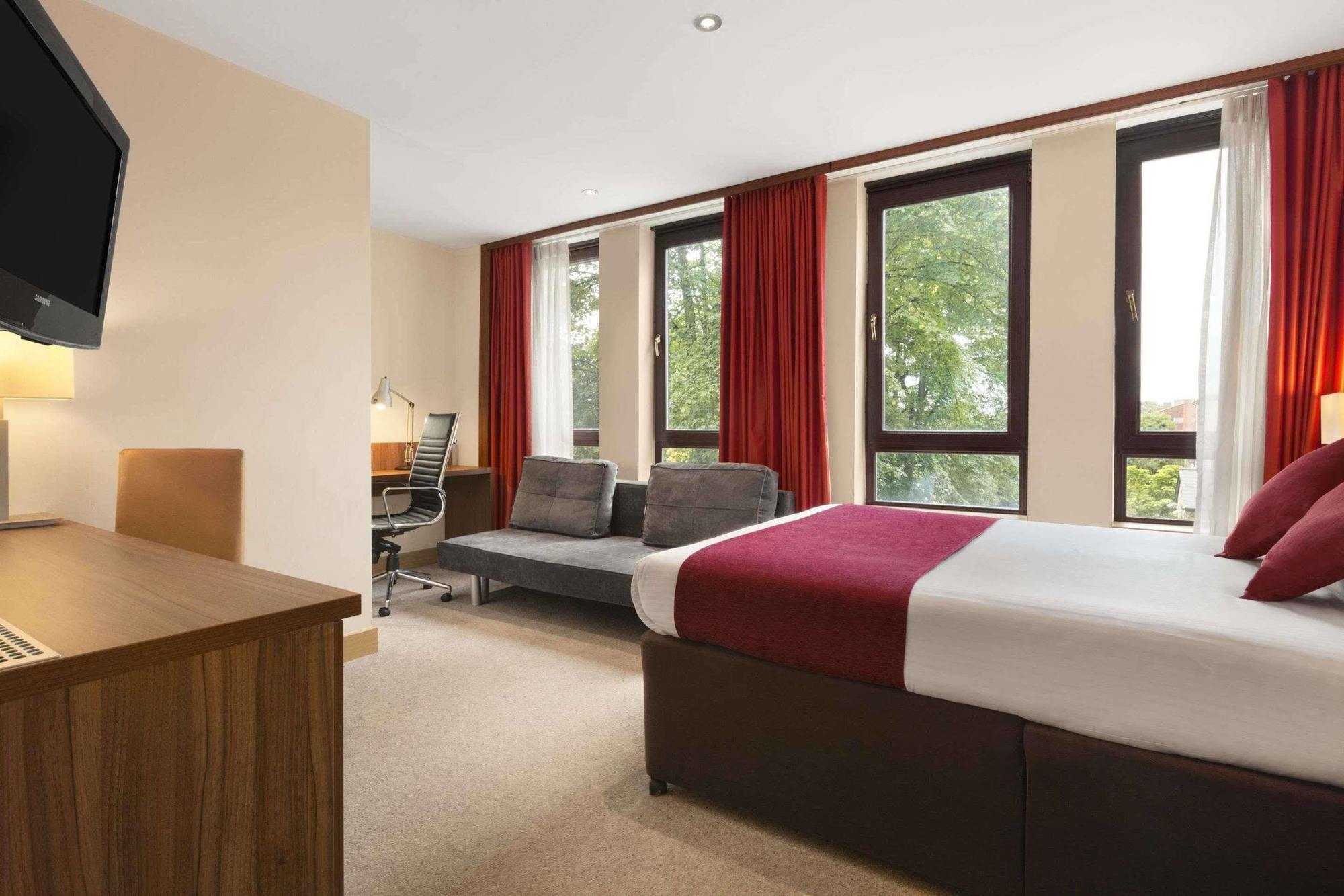 Ramada Hounslow - Heathrow East Exterior photo