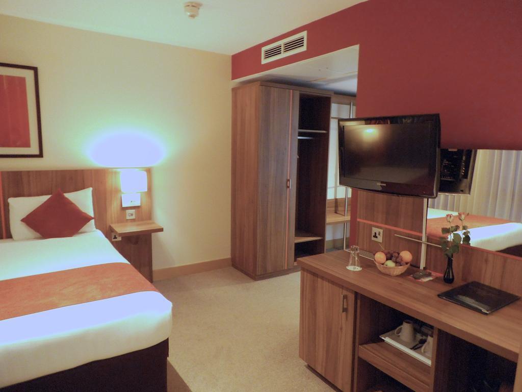 Ramada Hounslow - Heathrow East Exterior photo